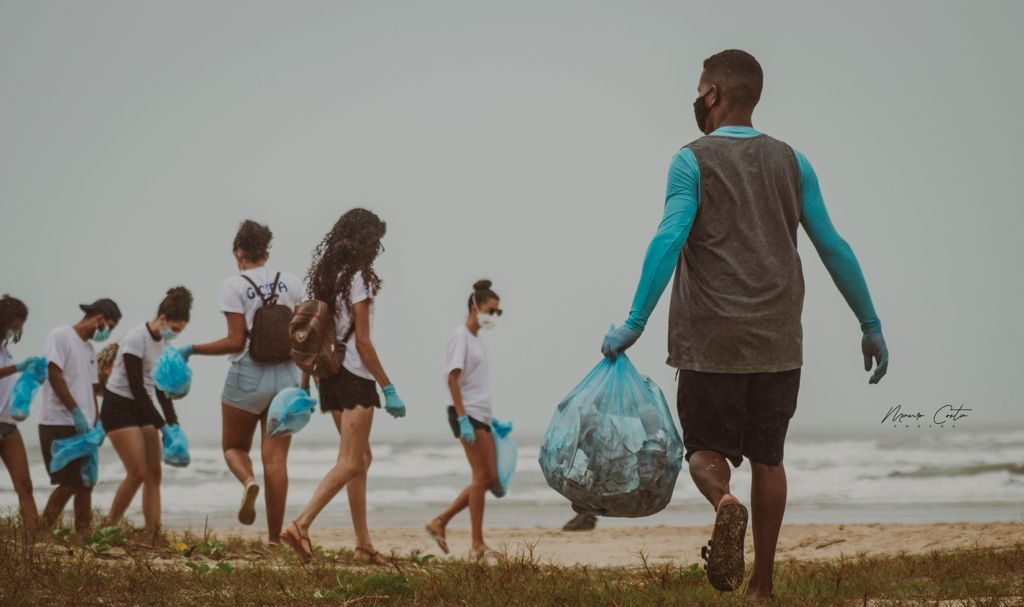 No Dia Mundial de Limpeza de Rios e Praias, Projeto Viva o Peixe-Boi Marinho promove atividade na praia Sarney, em Aracaju