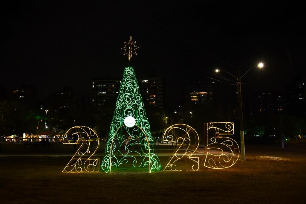 Prefeito Edvaldo acende luzes do Natal Iluminado da Sementeira e entrega Espaço Mundo da Criança