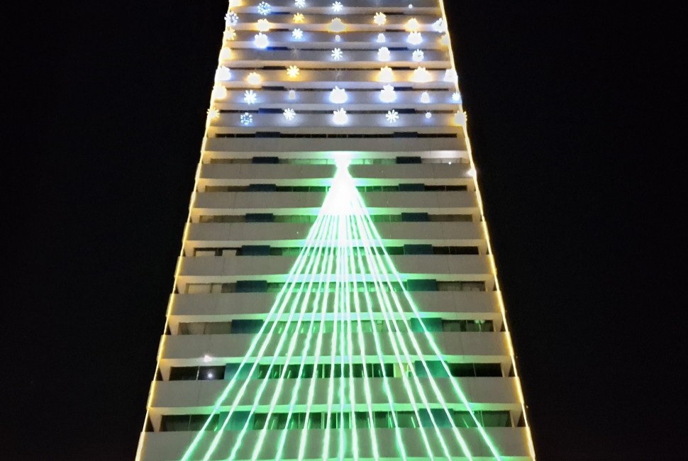 Edifício Maria Feliciana recebe iluminação natalina